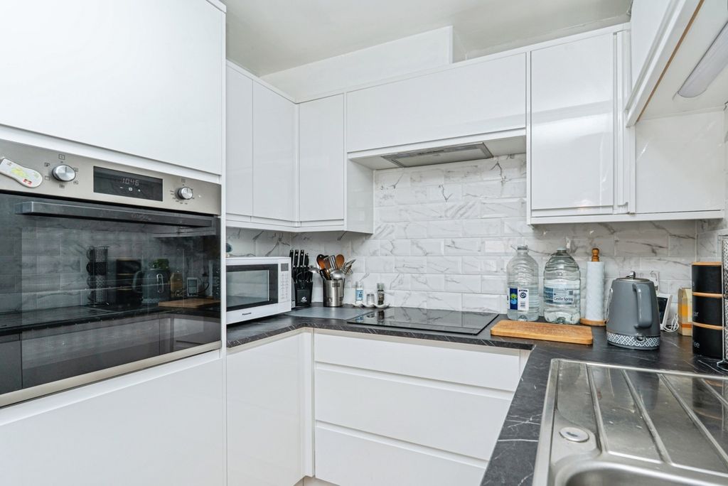 Property photo 3 of 11 Kitchen