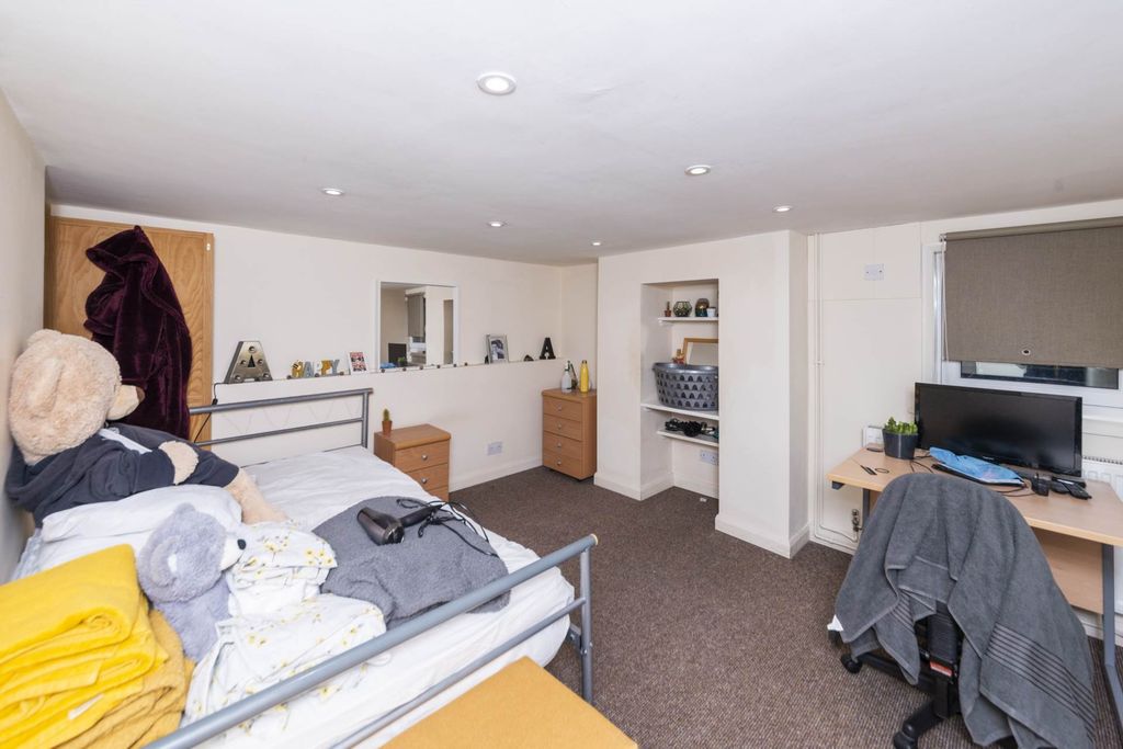 Property photo 1 of 12 Bright, Well-Kept Double Bedroom With A Metal-Fram...