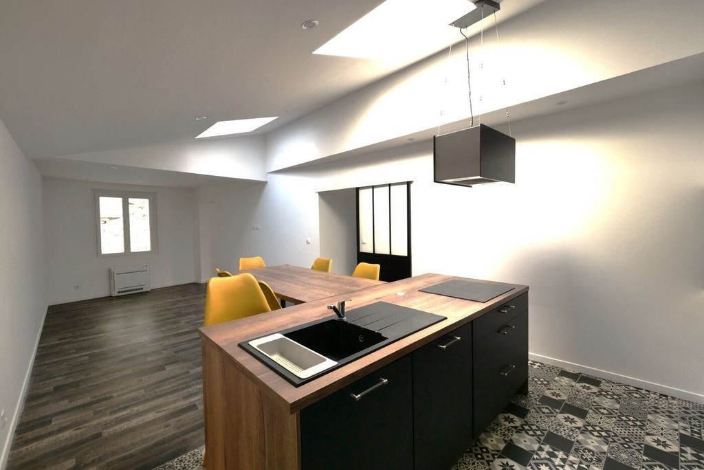 Property photo 1 of 8 Elegant Renovated Townhouse With Garage - A Peaceful Haven In The Heart Of Salon-De-Provence