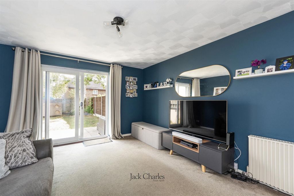 Property photo 3 of 12 5 Hawthorn Walk, Tn2 3Uh 007.Jpg