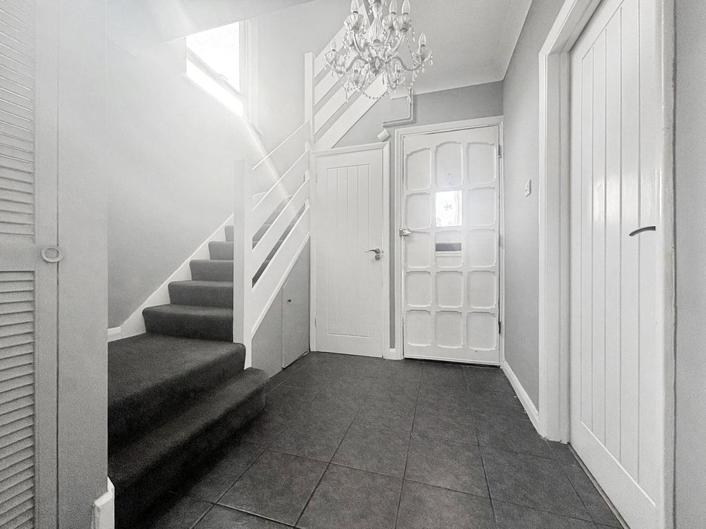 Property photo 2 of 11 Hallway