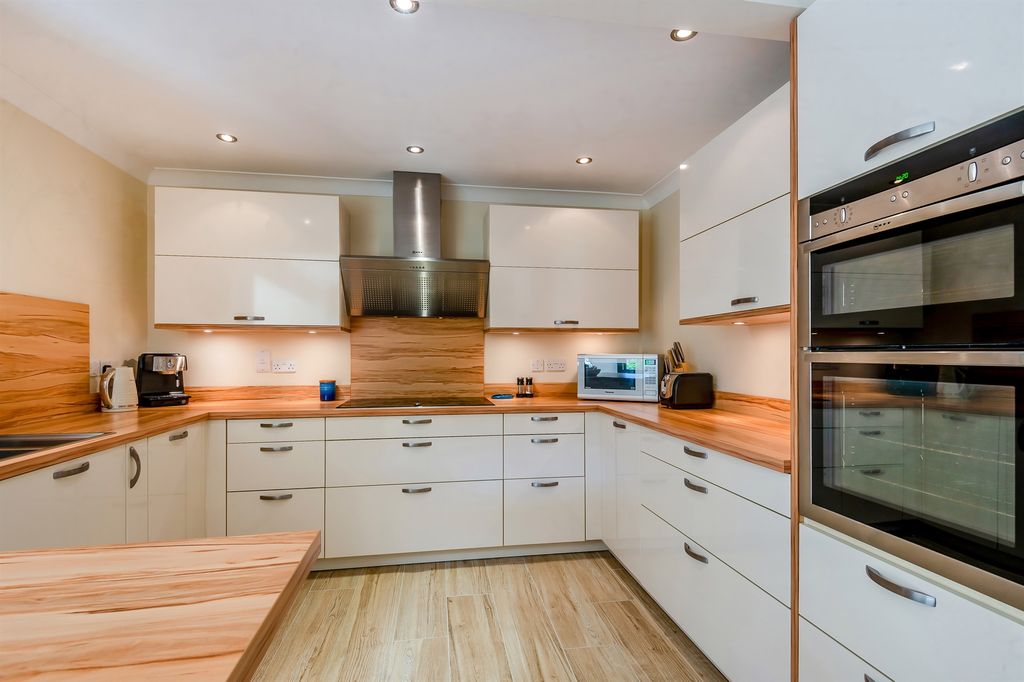 Property photo 2 of 21