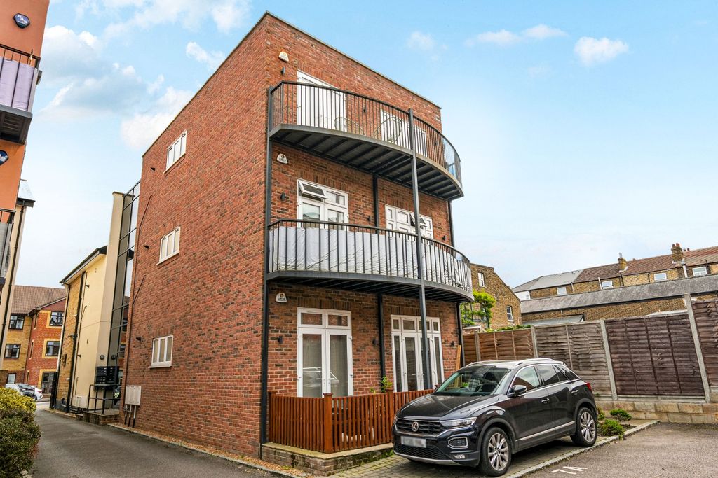 Property photo 2 of 13 4588202