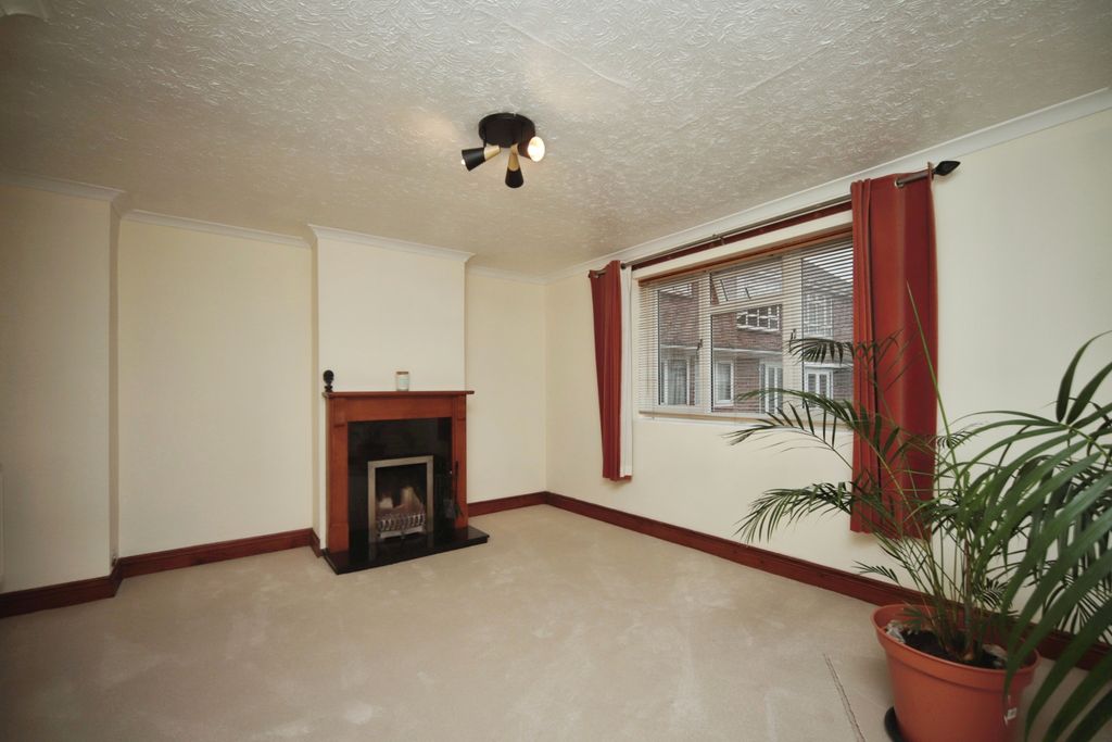 Property photo 2 of 19 Lounge