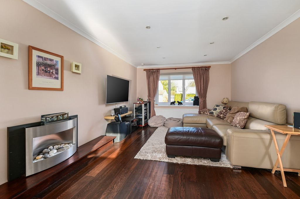 Property photo 2 of 10 4 Shelley Walk (1)