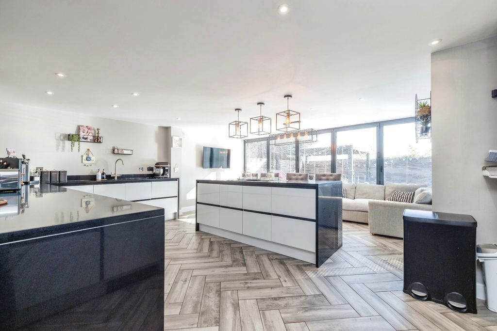 Property photo 3 of 25 Kitchen