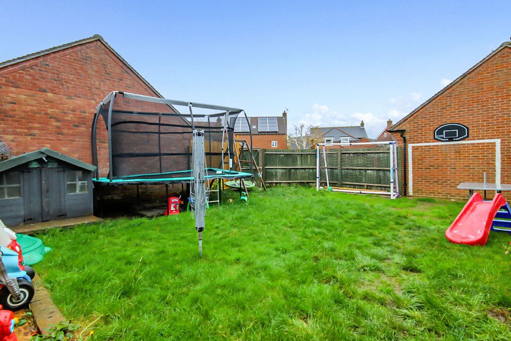 Property photo 3 of 14 Garden