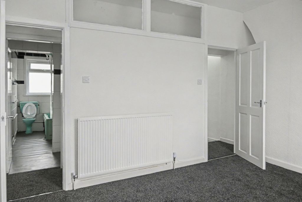 Property photo 3 of 11 118 Johnston Street, Blackburn, Lancashire, Bb2 1Hy