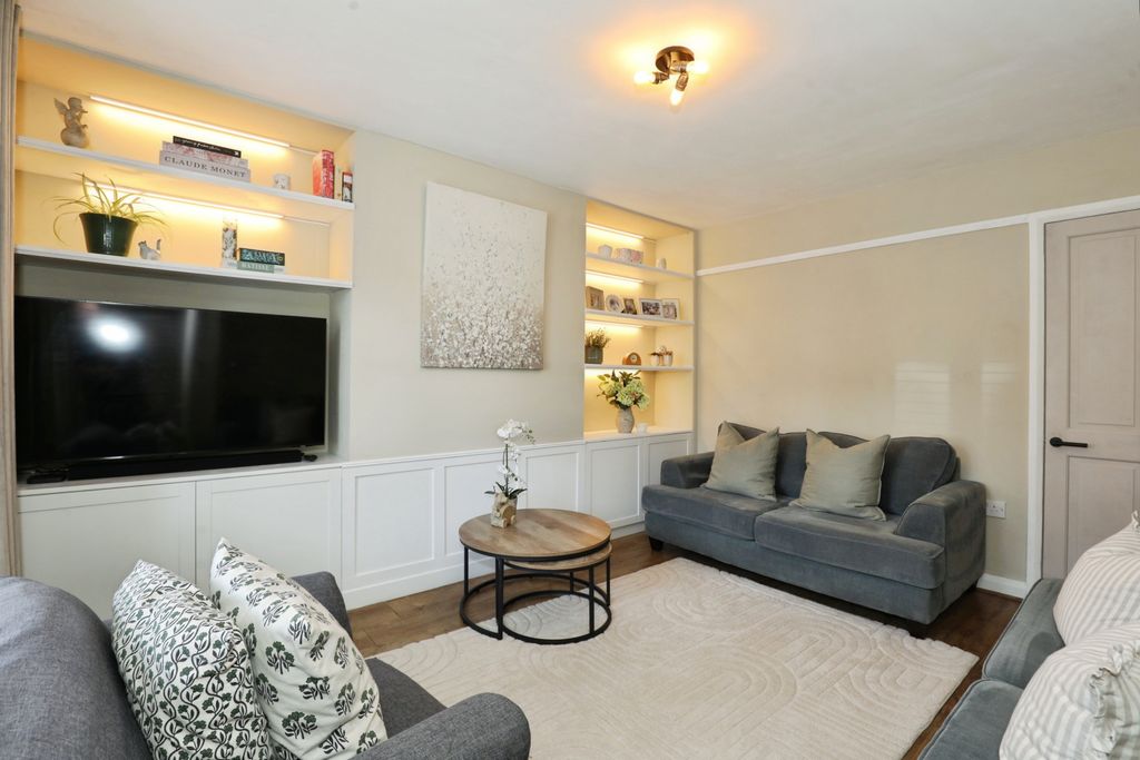 Property photo 1 of 15 Lounge