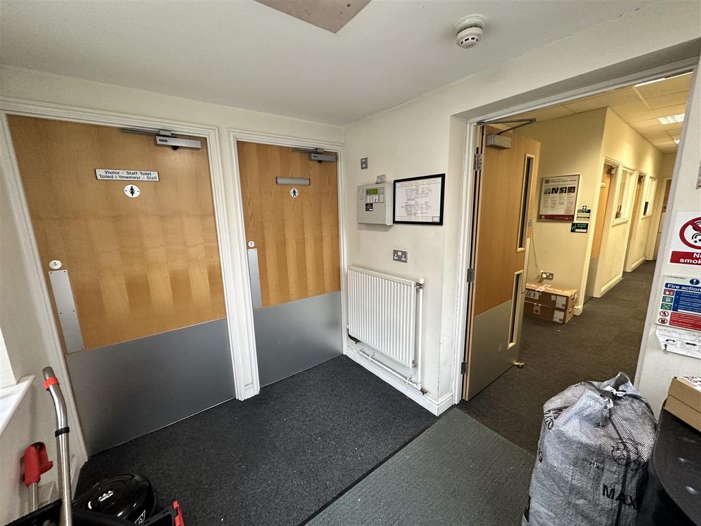 Property photo 3 of 20 Entrance Foyer