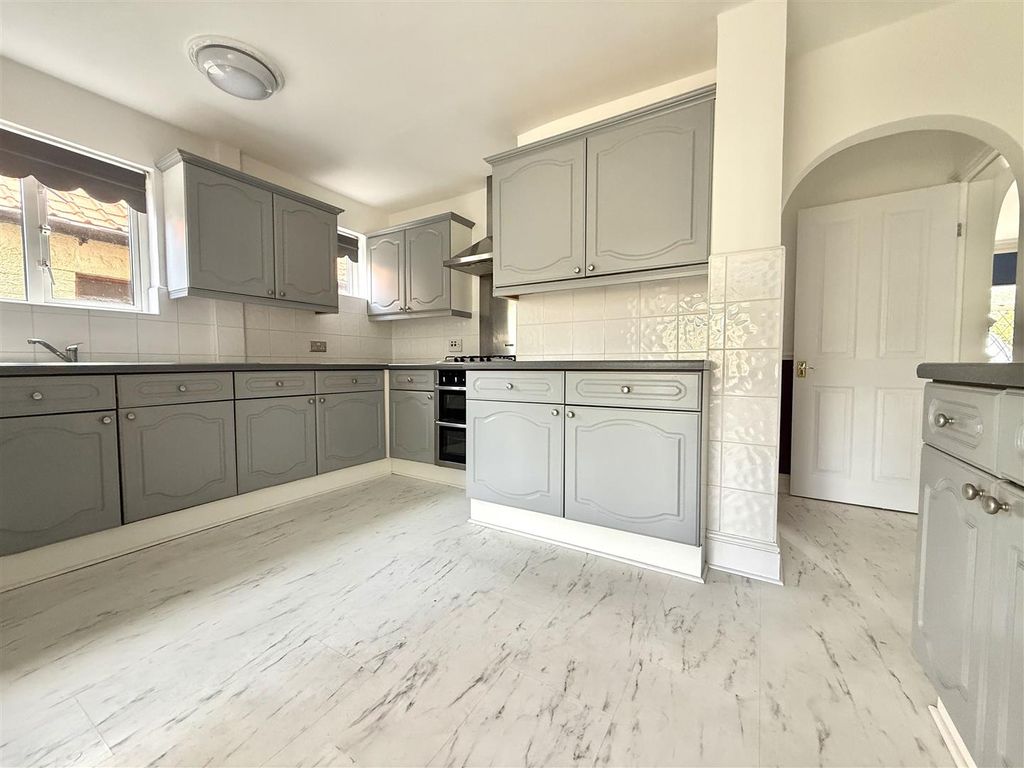 Property photo 3 of 11 Kitchen