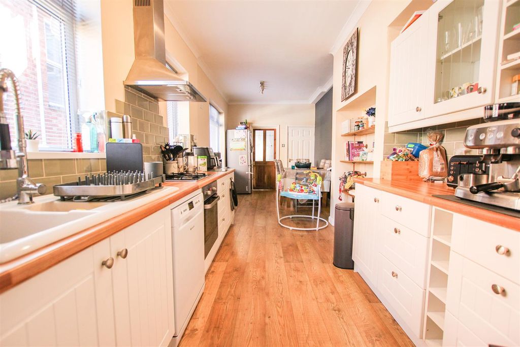 Property photo 2 of 23 Kitchen/Breakfast Room