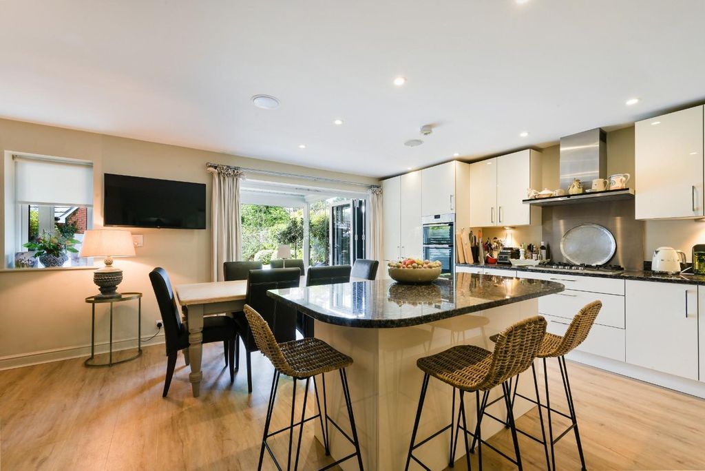 Property photo 2 of 25 Glanville Way