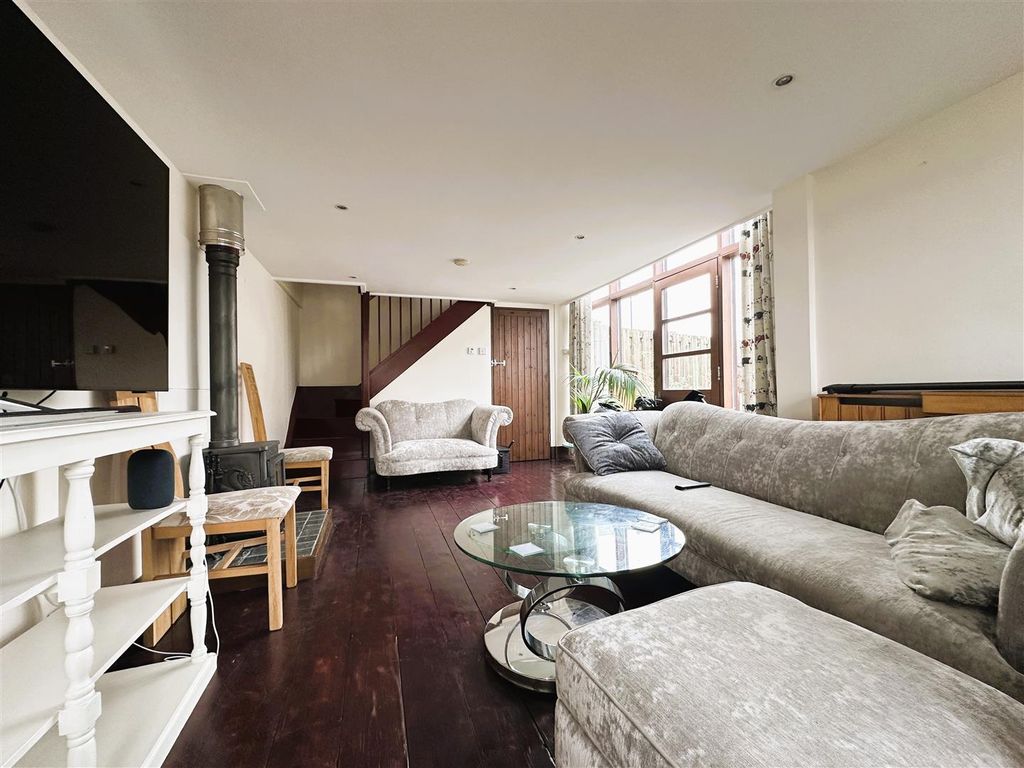 Property photo 3 of 13 Lounge