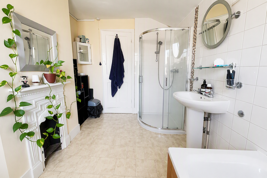 Property photo 2 of 19 Bathroom