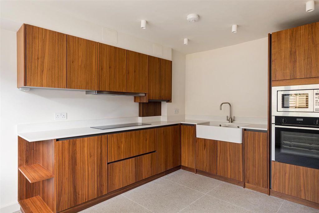 Property photo 1 of 31 Churchfields, E18