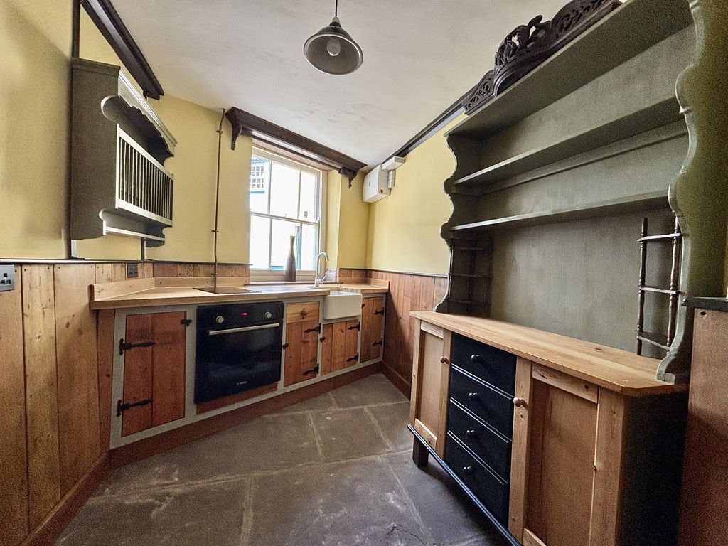 Property photo 3 of 14 Kitchen