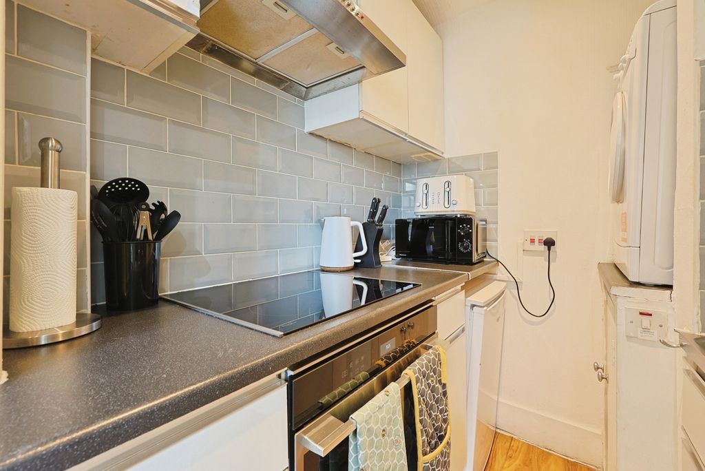 Property photo 3 of 11 Kitchen