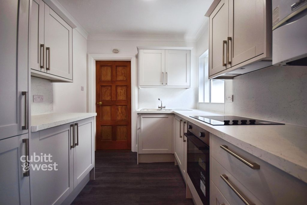 Property photo 2 of 10 14A Dover Road - 6