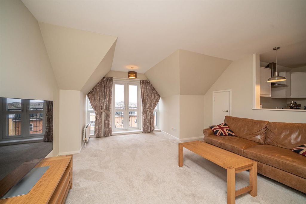 Property photo 2 of 16 36-Worcester-Court-05925.Jpg