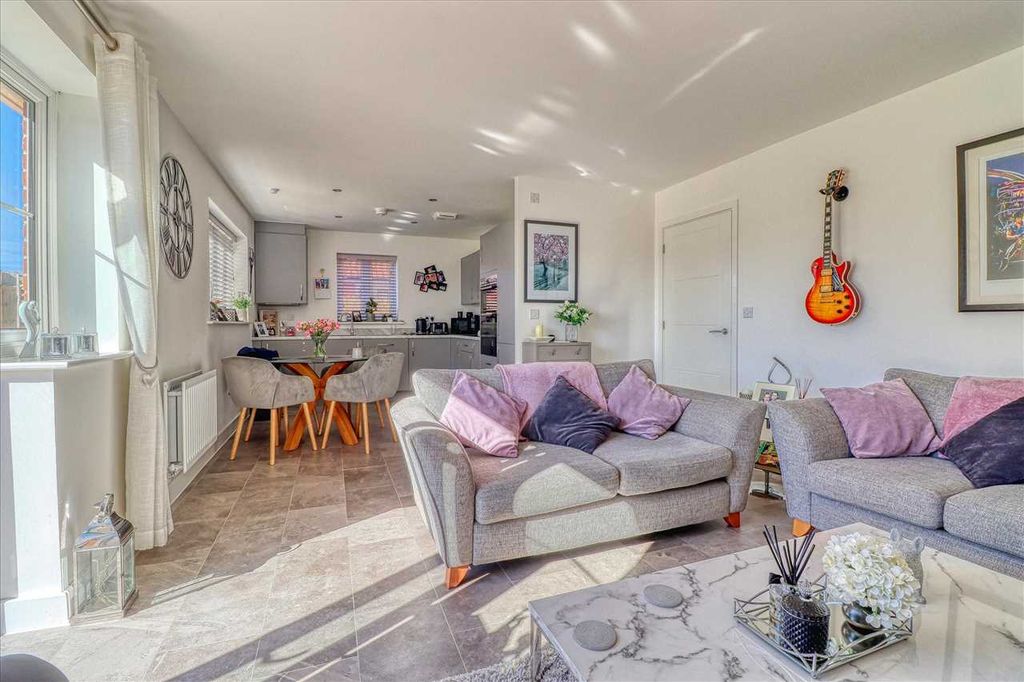 Property photo 3 of 16 Lounge