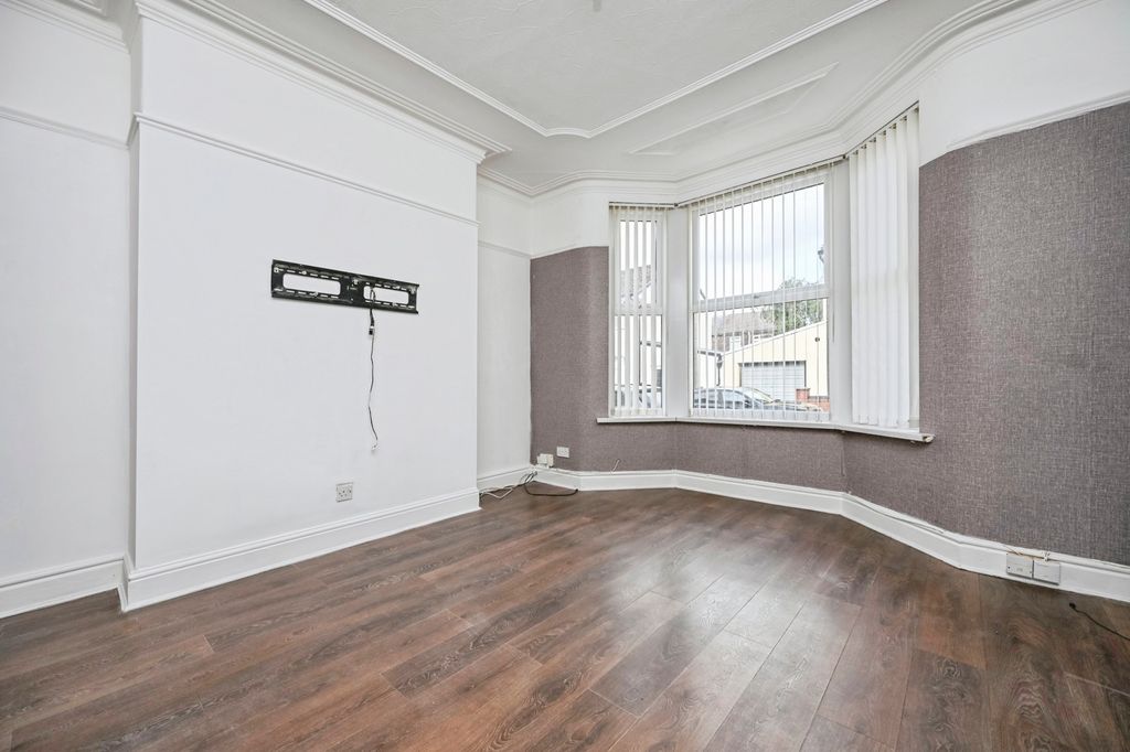 Property photo 3 of 13 Pbox-Img.Jpg