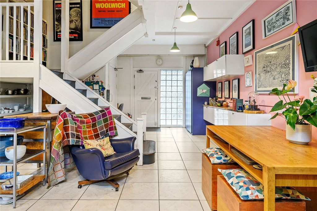 Property photo 3 of 17 Kitchen/Reception