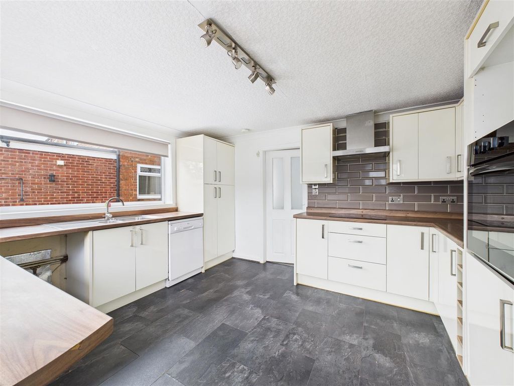 Property photo 3 of 11 Cam05193G0-Pr0051-Still013.Jpg