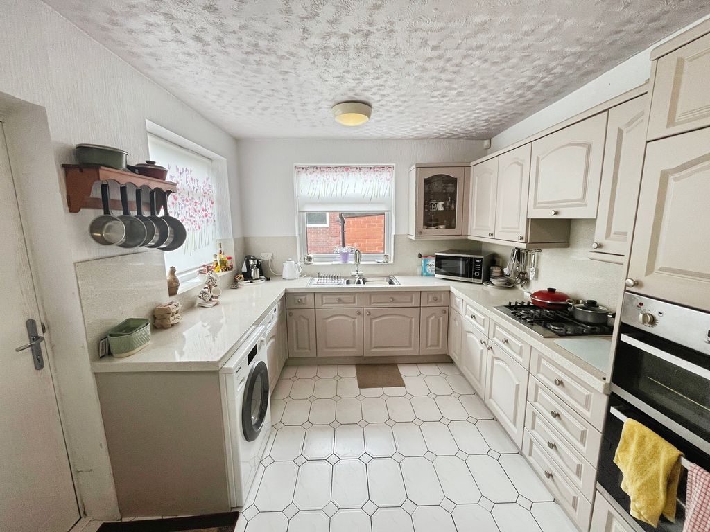Property photo 3 of 31 Kitchen