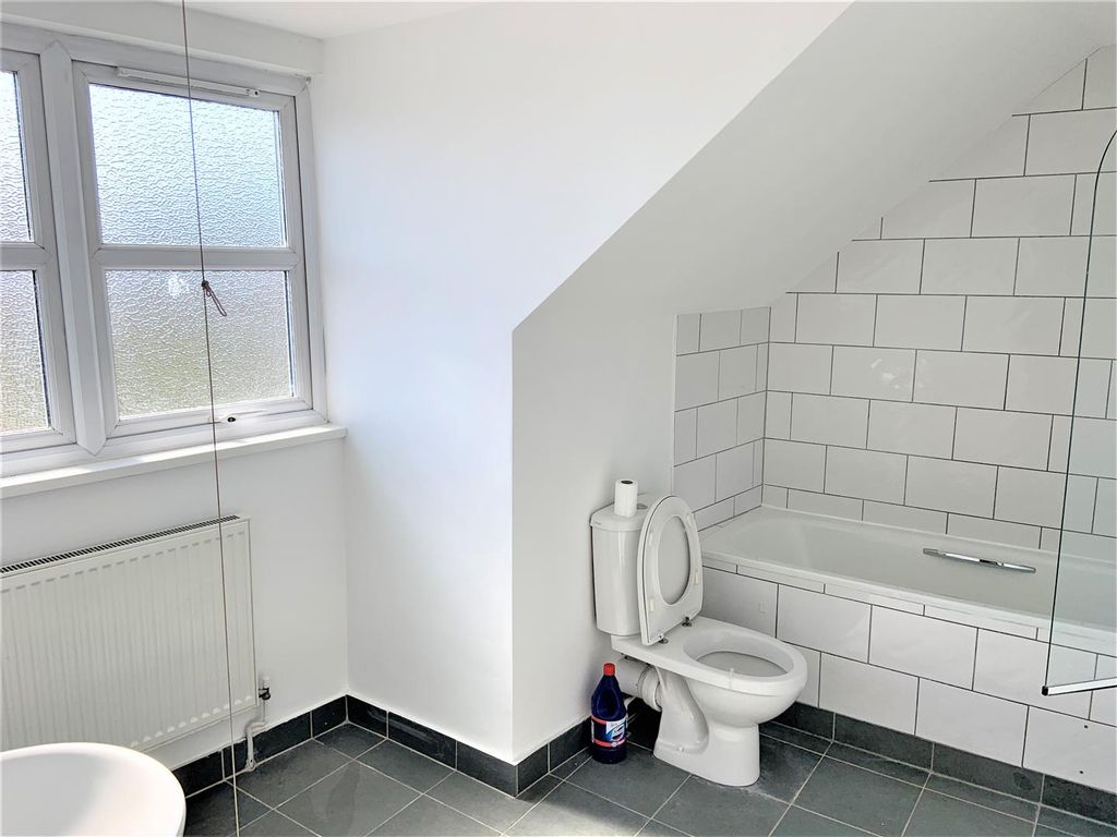 Property photo 3 of 10 Family Bath.Jpg