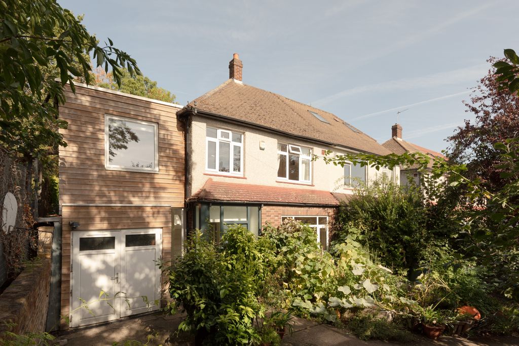 Property photo 2 of 39