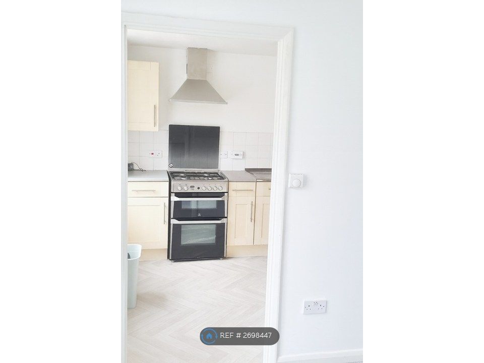 Property photo 2 of 11 Kitchen