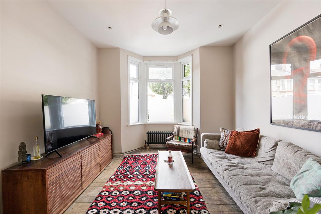 Property photo 2 of 27 Capworth Street, E10