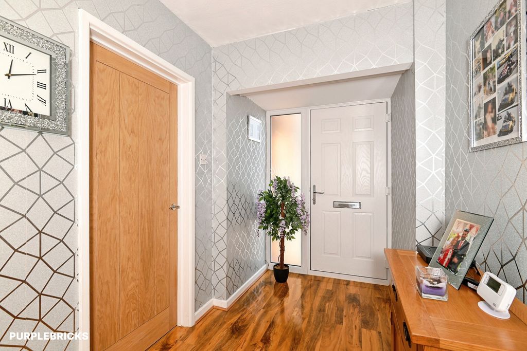 Property photo 3 of 22 Entrance Hall