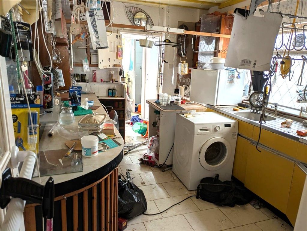 Property photo 3 of 9 Kitchen