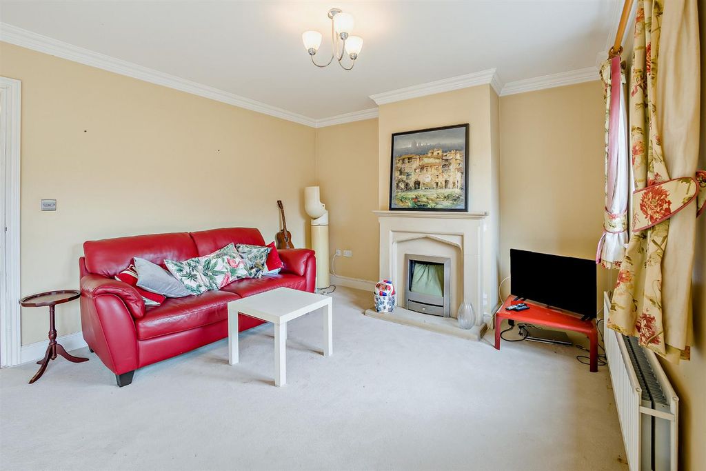 Property photo 2 of 16 8696561-Interior09-800.Jpg
