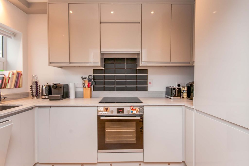 Property photo 3 of 8 Kitchen