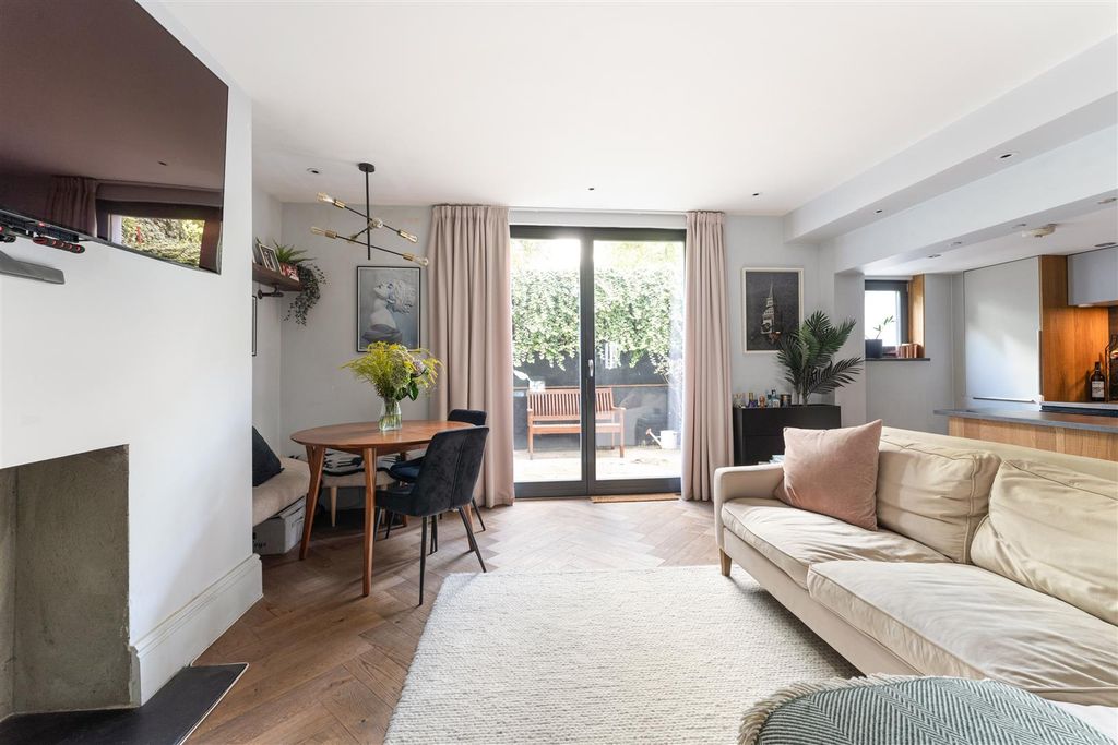 Property photo 2 of 27 Sandringham Road, E8