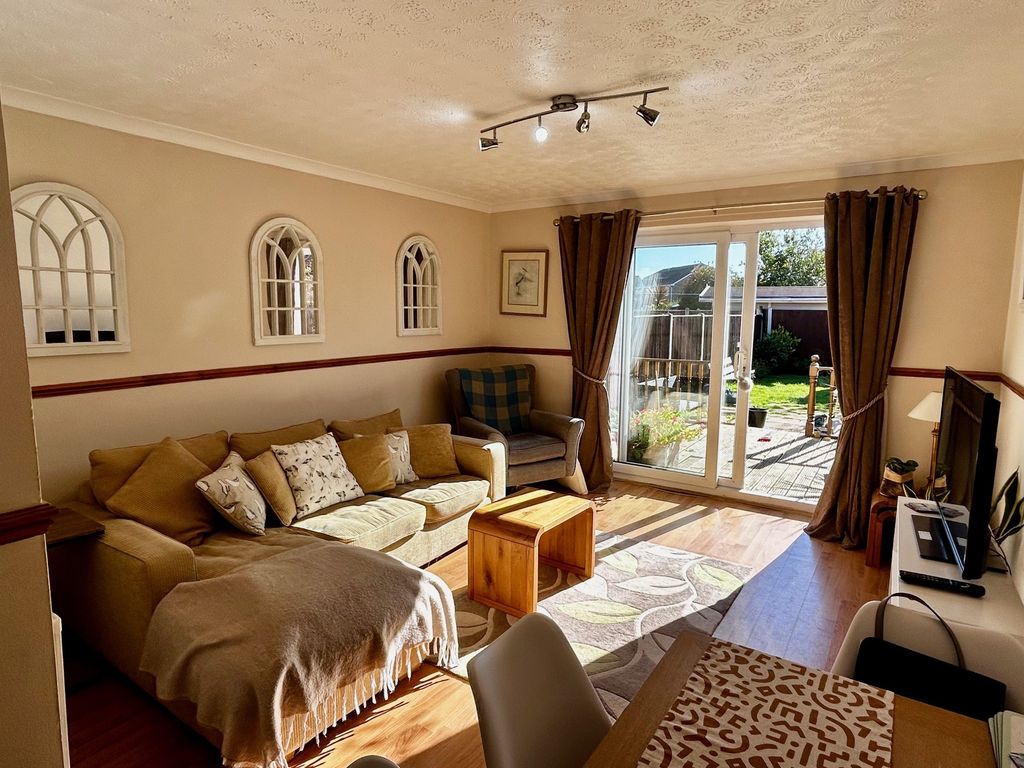 Property photo 2 of 8 Lounge