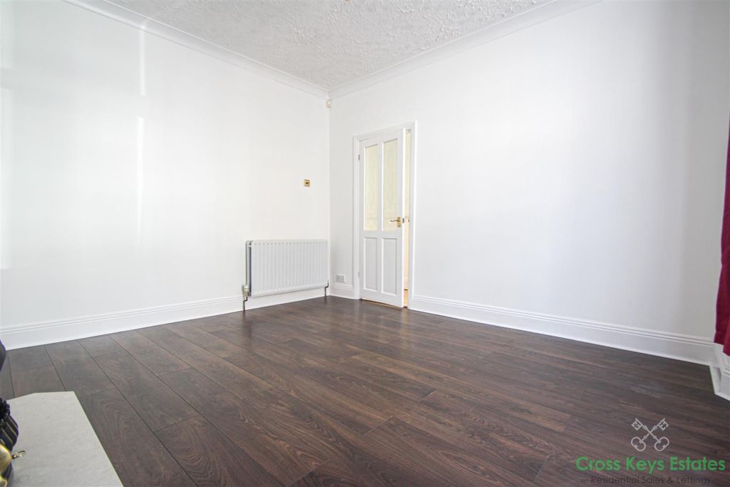 Property photo 2 of 18 Sitting Room