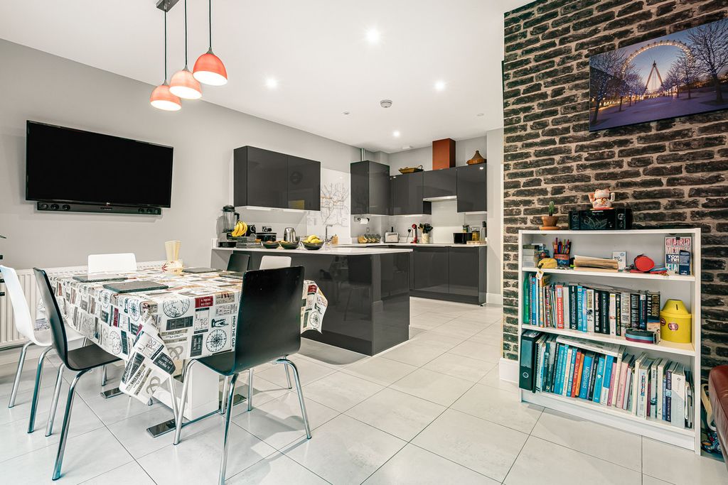 Property photo 2 of 34