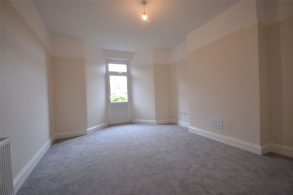 Property photo 3 of 6 Living Room