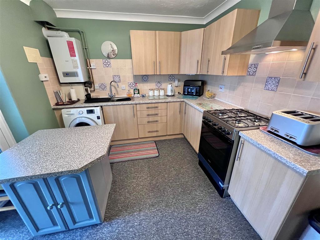 Property photo 2 of 12 Kitchen 2.Jpg