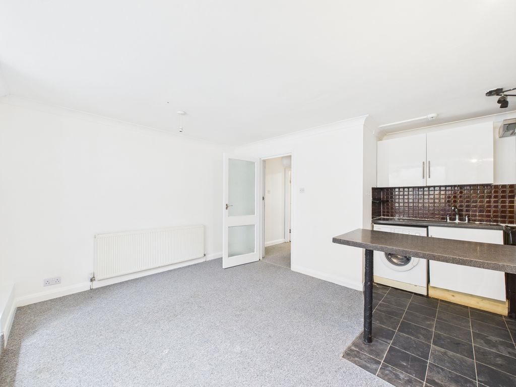 Property photo 3 of 9 Cam04693G0-Pr0030-Still005