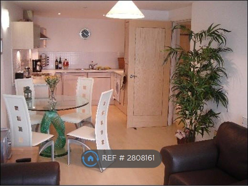 Property photo 3 of 15 Dining & Kitchen