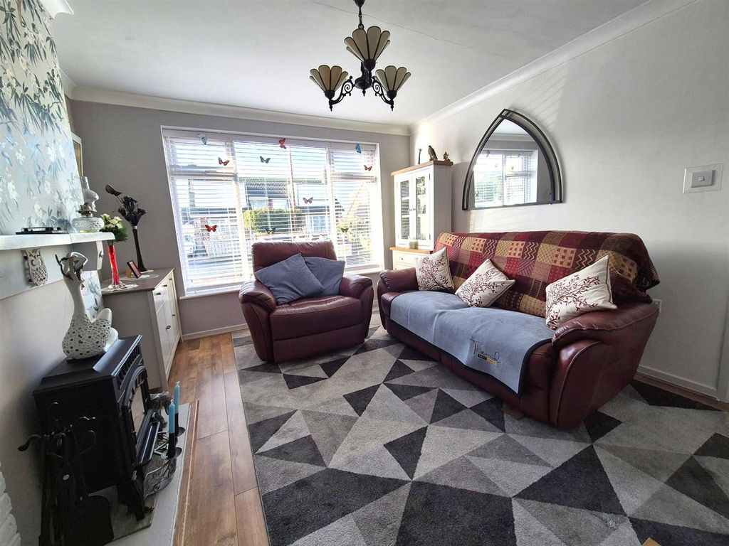 Property photo 3 of 28 Lounge