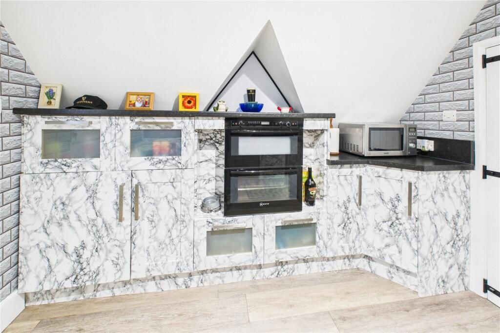 Additional image 5 of 2 bed flat for salePlaistow Street, Lingfield RH7