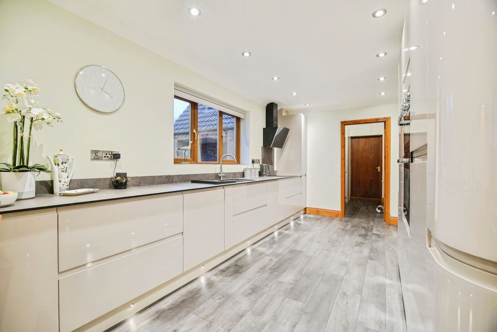 Property photo 3 of 26