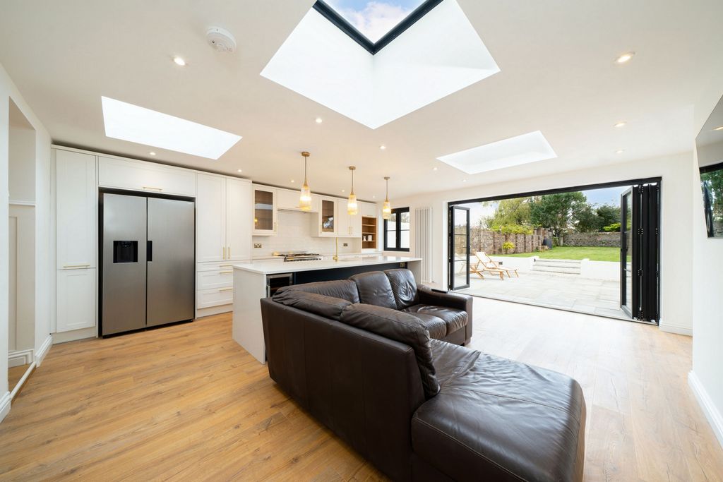 Property photo 3 of 33 Photo 11