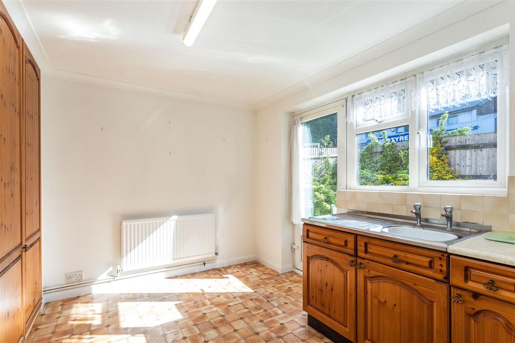 Property photo 2 of 19 14 The Spinneys-18.Jpg